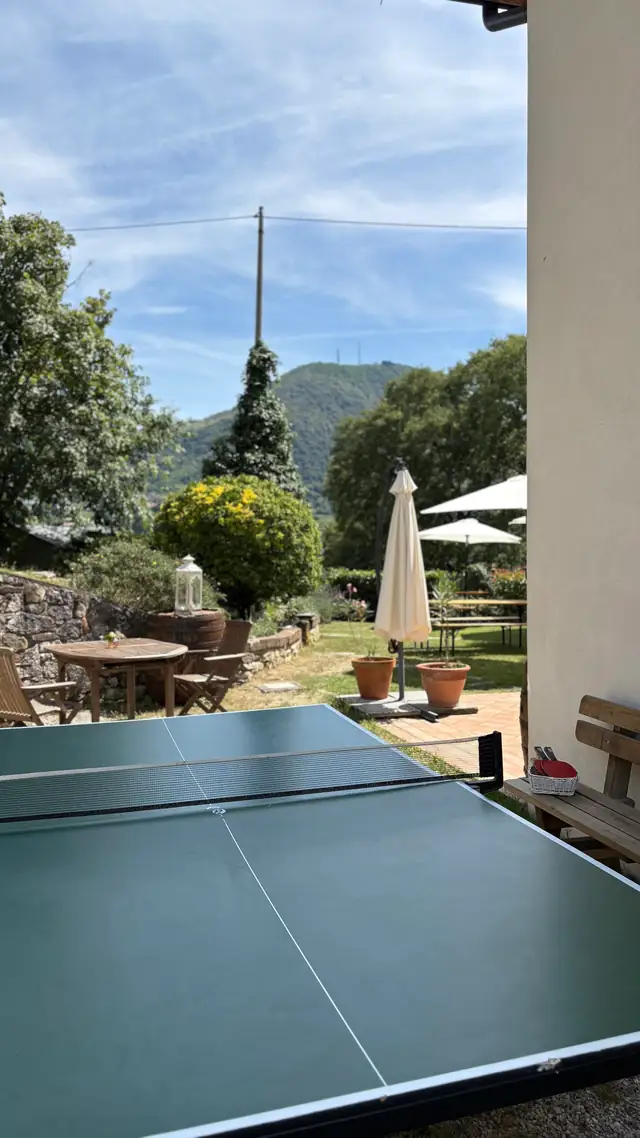 Tavolo da ping pong in giardino, con la villa sulla destra