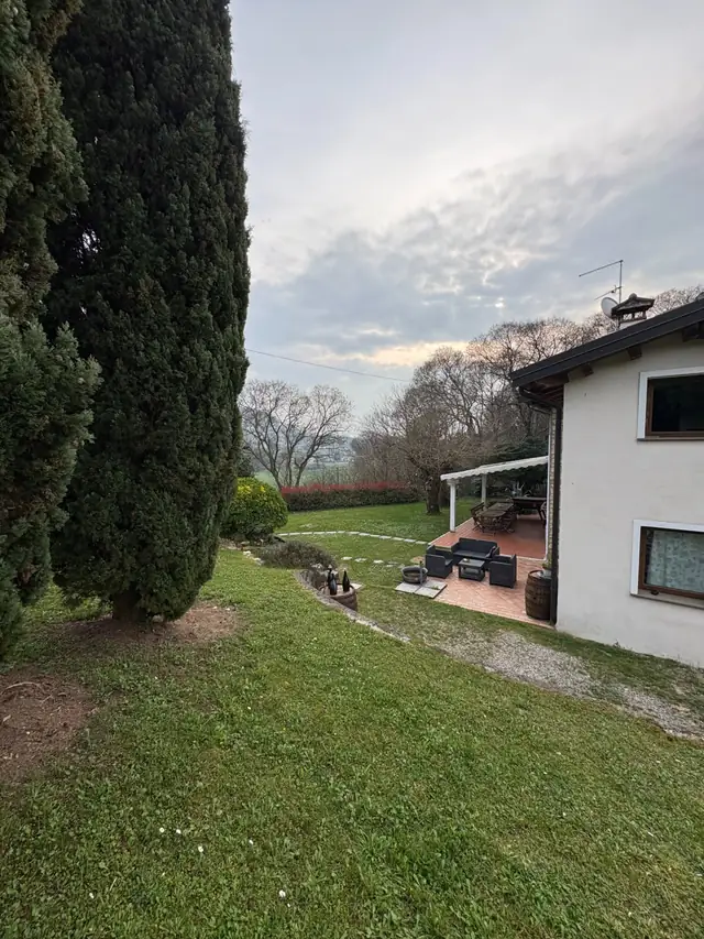 Il lato della villa con i cipressi e il portico